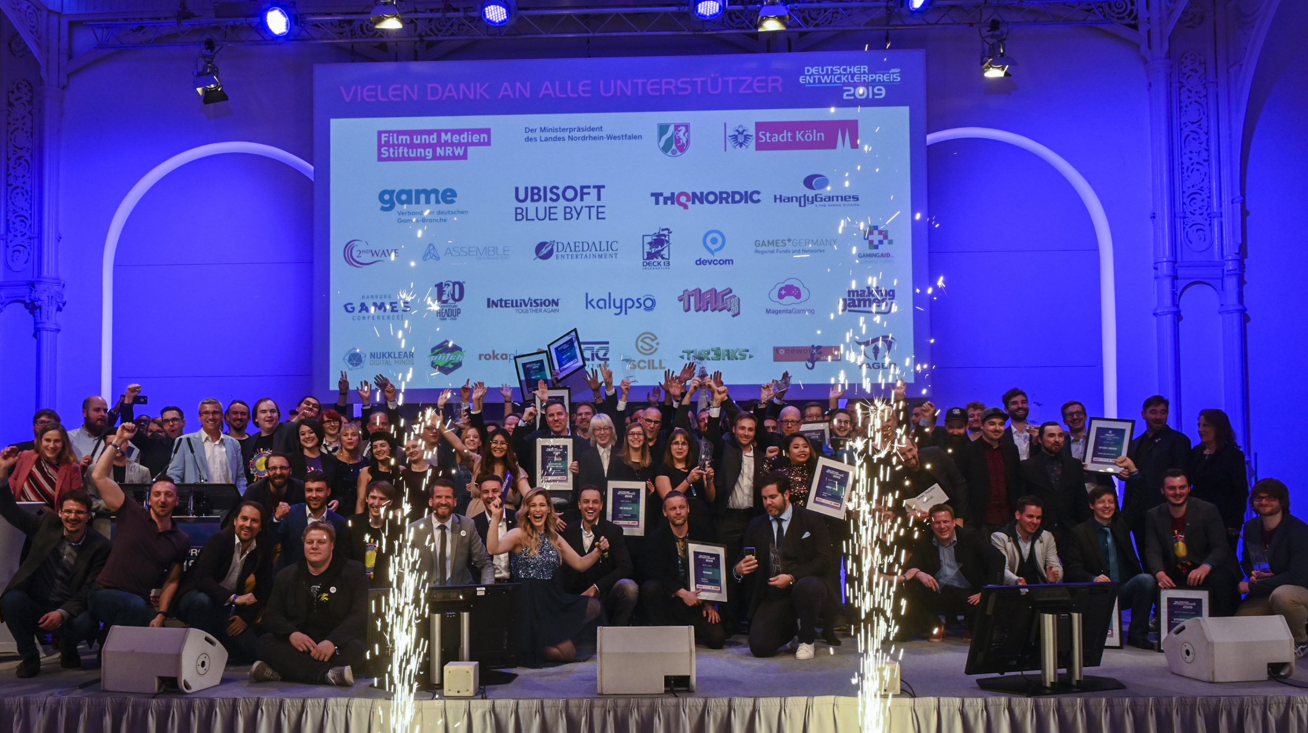 Gewinner auf der Bühne des Deutschen Entwicklerpreises 2019