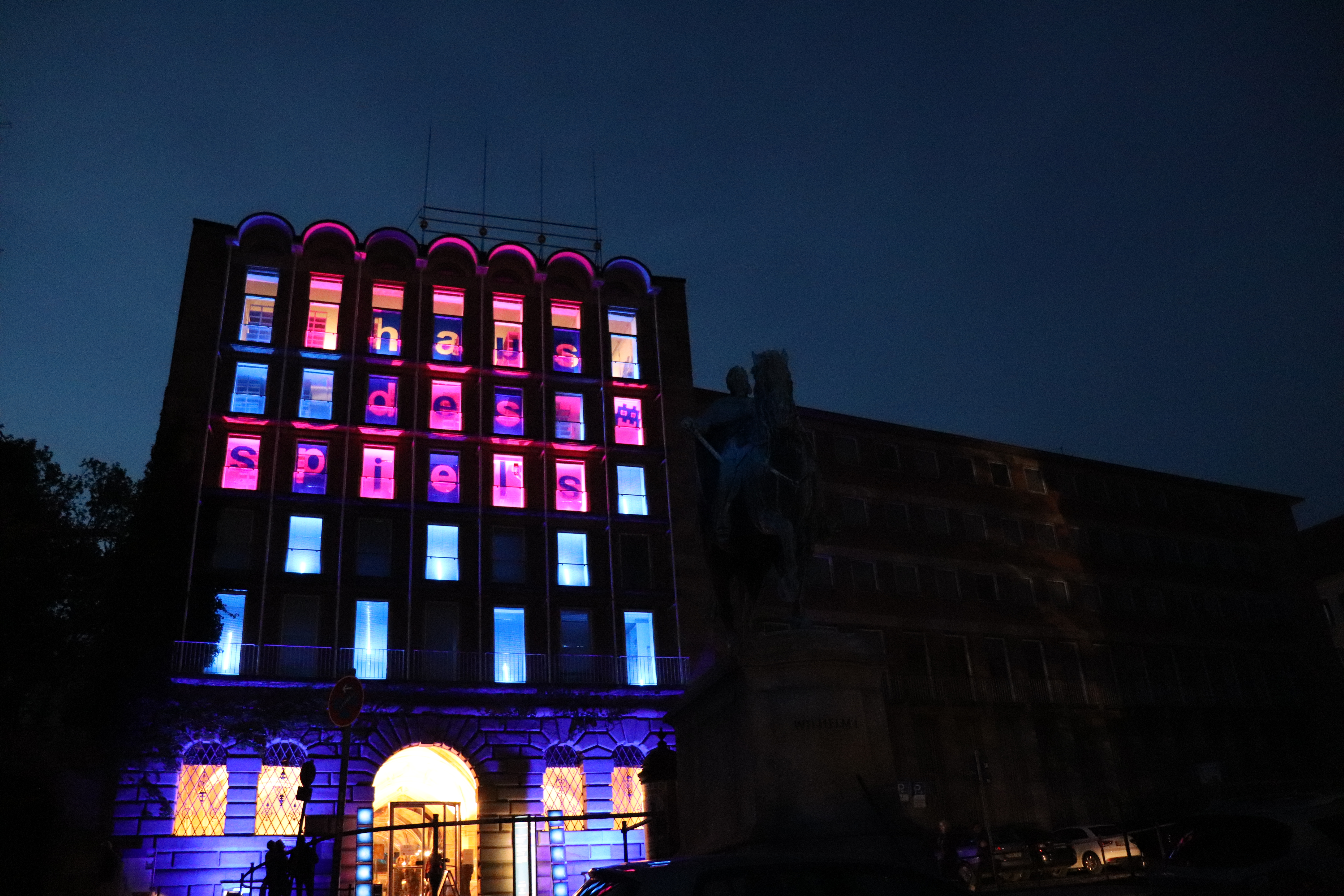 haus des spiels pellerhaus nürnberg nacht lichter fenster