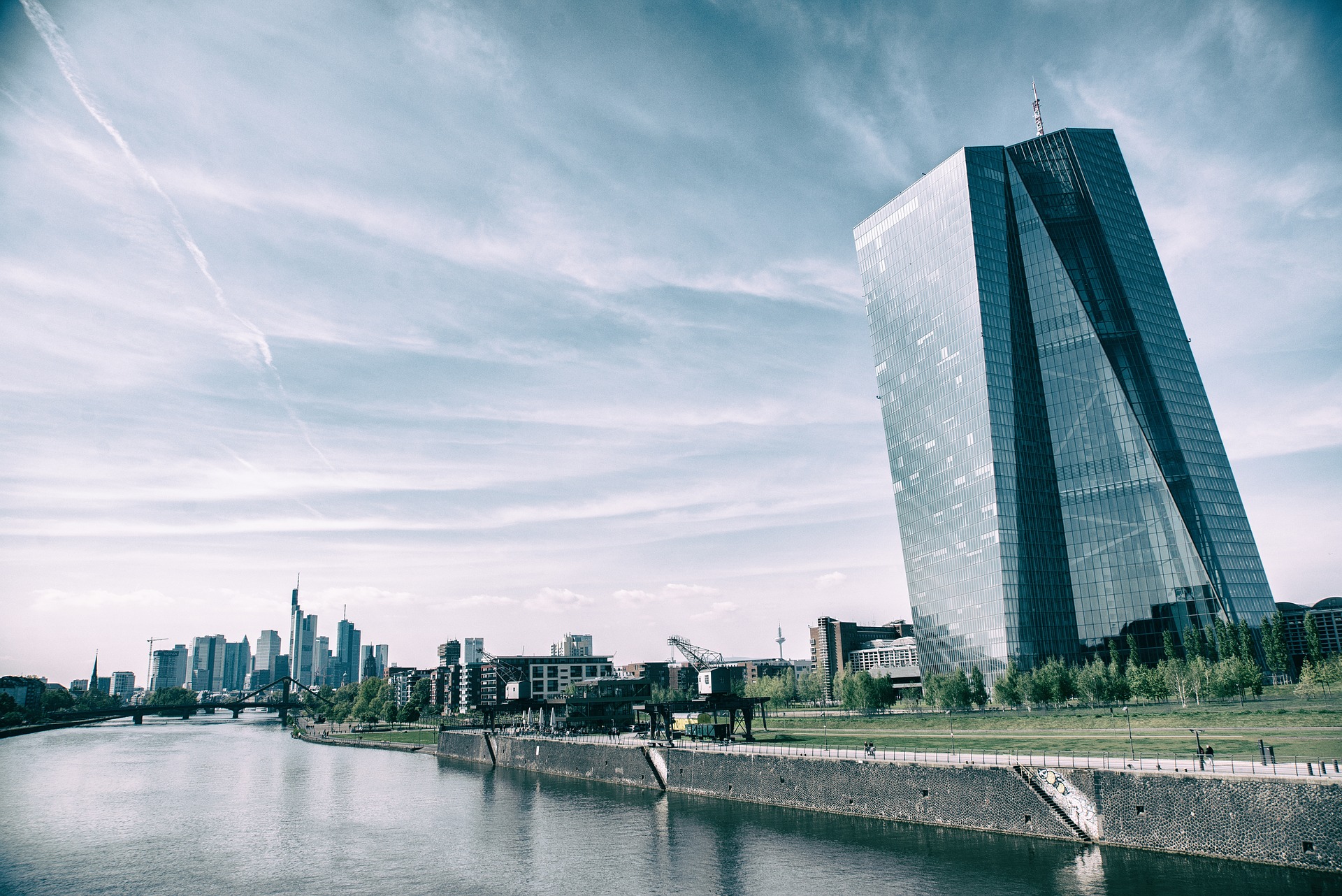 Die Europäische Zentralbank in Frankfurt mit Mainblick und Skyline
