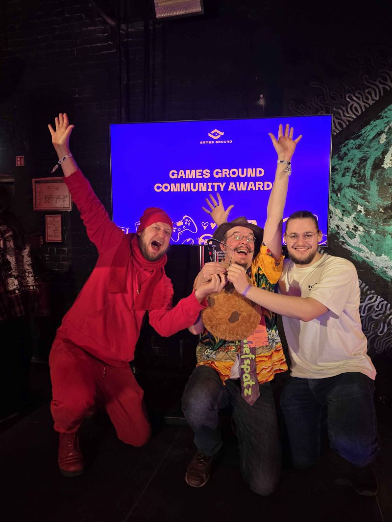 Sparrow Games beim Games Ground 2024 mit ihrem Award für den zweiten Platz als Publikumsliebling.