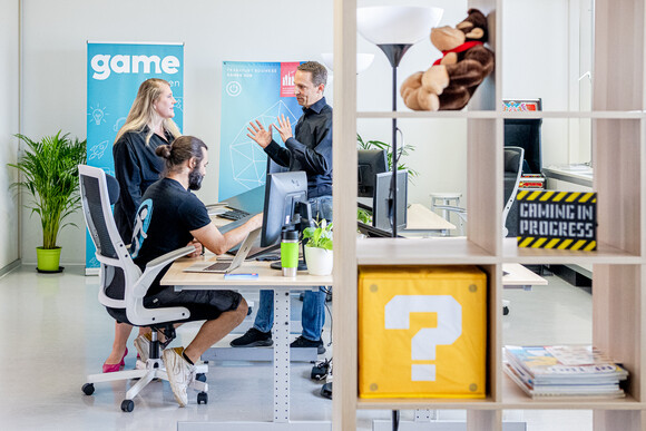 Maximilian Trautvetter von game Hessen, Stephanie Wüst und Jan Klose (rechts) in den neuen Räumlichkeiten, Copyright: Stadt Frankfurt am Main, Foto: Michael Braunschädel