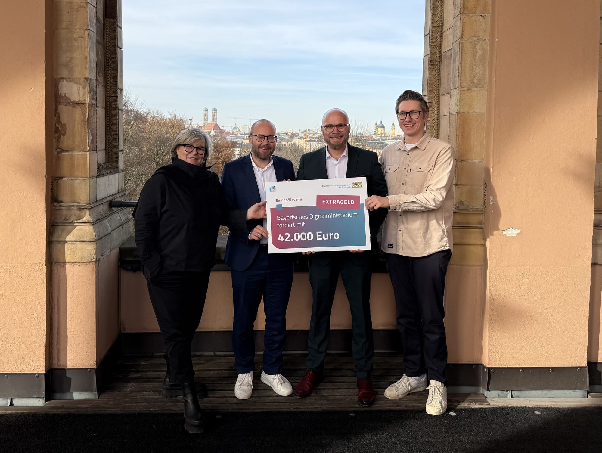Von links nach rechts: Annette Kümmel, Geschäftsführerin Medien.Bayern GmbH, Felix Locke, Freie Wähler, Digitalminister Fabian Mehring, Freie Wähler und Robin Rottmann, Team Lead Games Bavaria, Quelle/Autor: Bayerisches Staatsministerium für Digitales