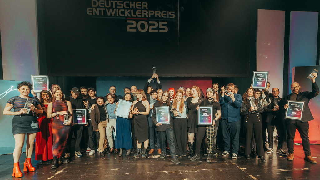 Alle GewinnerInnen des Deutschen Entwicklerpreises 2025 - sofern anwesend - auf der Award-Bühne vereint. Quelle/Autor: eosAndy / Andreas Krupa für Deutscher Entwicklerpreis 2025