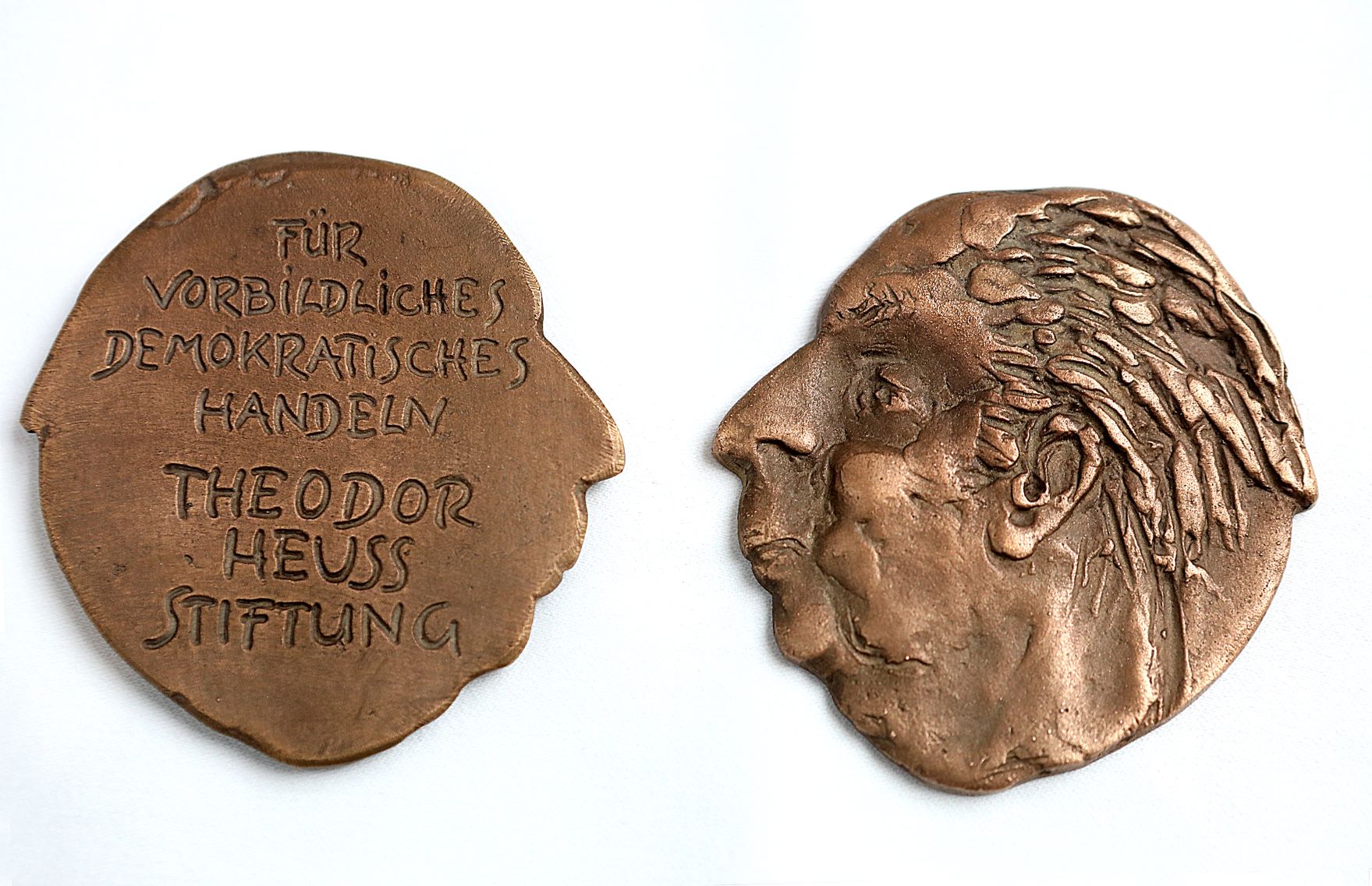 Die Medaille des Theodor Heuss Preis mit dem Konterfei des Namensgebers. Quelle / Autor: Playing History / Theodor Heuss Stiftung