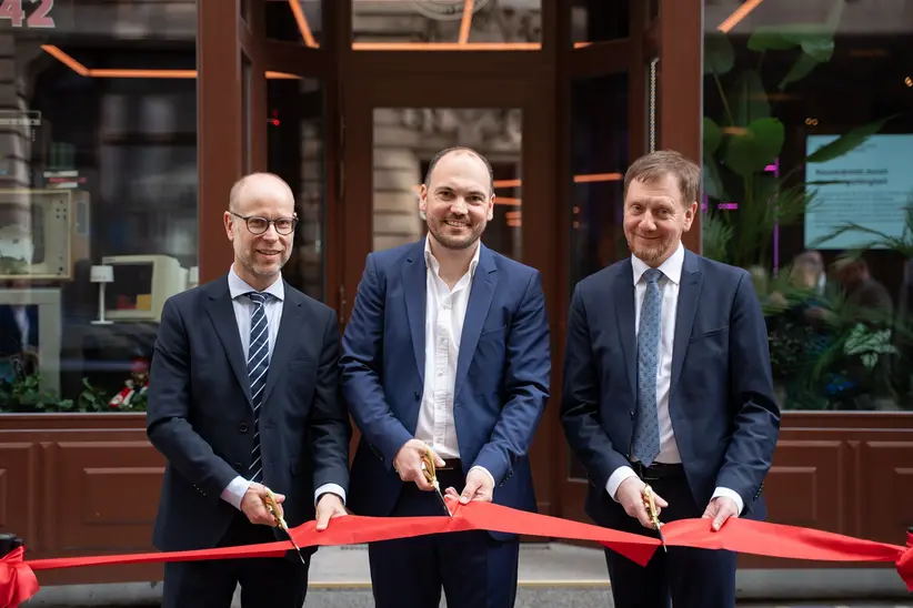 von links: Wirtschaftsbürgermeister Clemens Schülke, Christoph Siebenhüner (Initiator R42 und Geschäftsführer Gecko Two GmbH) und Ministerpräsident Michael Kretschmer eröffnen das R42 in der Leipziger Innenstadt. Quelle: Stadt Leipzig, Autor: Gecko Two GmbH